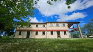 una casa en la cima de una colina cubierta de hierba en B&B Villa Euganea, en Torreglia