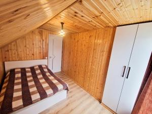 Postel nebo postele na pokoji v ubytování Bacho's cottages Mzetamze - cozy mountain retreat + 1 fotografie