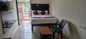 een slaapkamer met een bed en een houten tafel bij Hotel AMR Residency in Tiruchirappalli