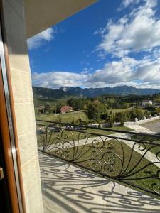 a balcony with a view of the mountains at Razem Lendina e Qete in Razëm