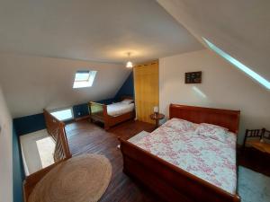 ein kleines Schlafzimmer mit einem Bett und einem Tisch in der Unterkunft Maison Julie in Woignarue