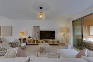 Μια τηλεόραση ή/και κέντρο ψυχαγωγίας στο SALGADOS BEACH VILLA by My Algarve Rentals