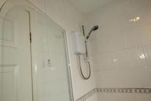 eine Dusche im Bad mit einer Duschkabine aus Glas in der Unterkunft Milton House Chesterfield By Smart Corporate Stays in Chesterfield + 32 Fotos