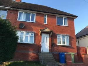 ein rotes Backsteinhaus mit einer weißen Tür in der Unterkunft Milton House Chesterfield By Smart Corporate Stays in Chesterfield