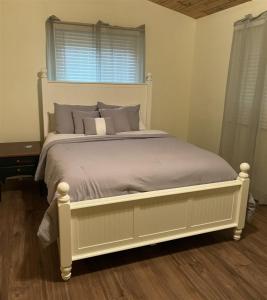 Ένα ή περισσότερα κρεβάτια σε δωμάτιο στο Cedar Shores Retreat