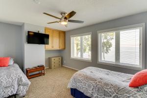Un dormitorio con dos camas y un ventilador de techo. en Marina Access and Lake Views Family Gem in Onamia, en Bayview