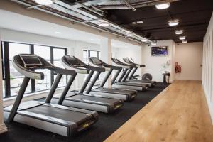una fila de cintas de correr en un gimnasio en Waterfront Hotel Dungloe, en Dungloe