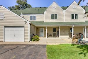 una gran casa blanca con garaje en Marina Access and Lake Views Family Gem in Onamia, en Bayview