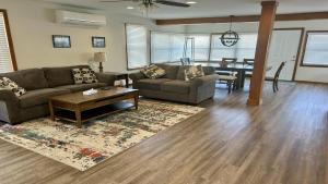 Φωτογραφία από το άλμπουμ του Charming, Recently Renovated 3 Bedroom Beach Block In Ship Bottom σε Ship Bottom