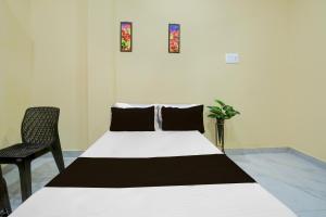 a bedroom with a bed with a black and white blanket at Hotel O the ocean waves in Bhopal +21 photos