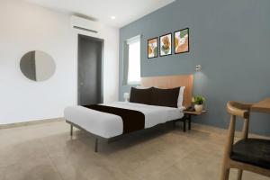 um quarto com uma cama em um quarto em Hotel O Vivek inn Palace em Prayagraj mais 22 fotografias