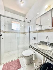 une salle de bains avec douche, toilettes et lavabo dans l'établissement Apartamento Premium Cama Queen Ar Cond centro cidade, à Formosa