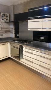 Η κουζίνα ή μικρή κουζίνα στο Rahma Hotel Shehap