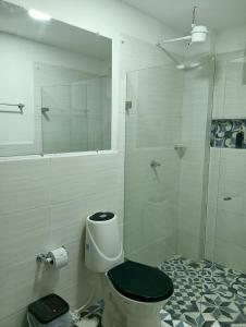 a bathroom with a toilet and a glass shower at Apartamento en jardin in Jardin