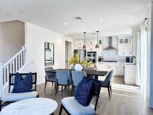 Ladera Ranchにある#Marbella Lane - Curated 5BR in Upscale RMV Havenのテーブルと椅子のあるキッチンとダイニングルーム