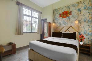 a bedroom with a large bed in a room at Townhouse OAK Hotel Dream Palace in Patna