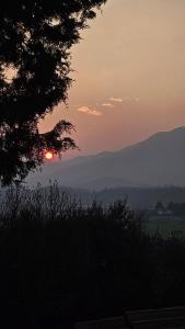 una puesta de sol con la puesta de sol en las montañas en B&B Villa Euganea, en Torreglia 17 fotos más