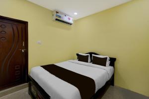 Pedda AmbarpetにあるHotel O Royal Plazaの枕が2つ置かれたベッドのある寝室