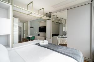 um quarto com um espelho grande e uma cama em SSG - Estúdios próximos a UFSC em Florianópolis em Florianópolis mais 142 fotografias