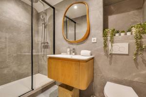 BEAUFITUL APMT - AC -2BR-6P- NOTRE DAME في باريس: حمام مع حوض ومرآة