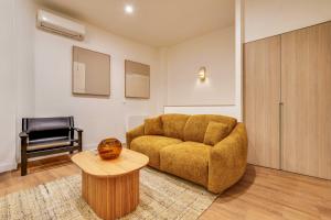 BEAUFITUL APMT - AC -2BR-6P- NOTRE DAME في باريس: غرفة معيشة مع أريكة وطاولة