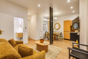 BEAUFITUL APMT - AC -2BR-6P- NOTRE DAME في باريس: غرفة معيشة مع أريكة وطاولة