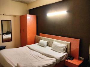 Ένα ή περισσότερα κρεβάτια σε δωμάτιο στο Hotel O Alpha 1 Metro Station