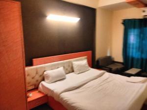 Ένα ή περισσότερα κρεβάτια σε δωμάτιο στο Hotel O Alpha 1 Metro Station