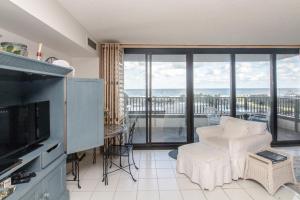 TV a/nebo společenská místnost v ubytování Sea Colony - 201N Edgewater House Rd