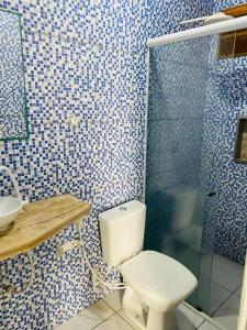 ein Badezimmer mit Toilette, Waschbecken und Dusche in der Unterkunft Pousada Licor de Caju in Barra Grande