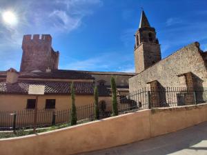 Duplex Climatisé 2chambres Centre Historique في فريجوس: مبنى قديم فيه برج وكنيسة