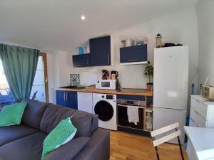 Duplex Climatisé 2chambres Centre Historique في فريجوس: غرفة معيشة مع أريكة ومطبخ +13 صورة