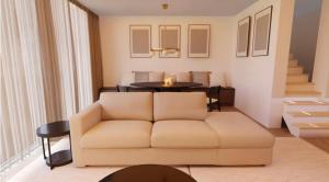 una sala de estar con un sofá y una mesa en Casa Blanc - Coastal Triplex, en Blankenberge