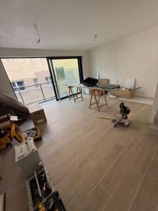 Una sala de estar vacía con una mesa y un escritorio. en Casa Blanc - Coastal Triplex, en Blankenberge