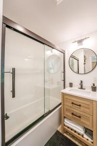 Un baño con ducha de cristal y lavabo. en Silent Waters Retreat, en Mecosta 22 fotos más
