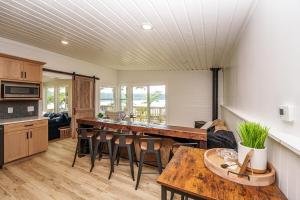 Una cocina y una sala de estar con mesa y sillas. en Silent Waters Retreat, en Mecosta