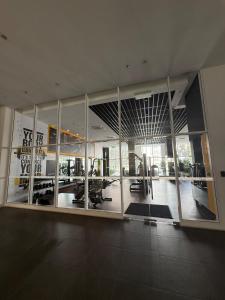 吉隆坡Quill Residence - Sky Glass Condo by Azmila的一间带玻璃窗和健身房的大房间
