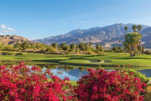 um campo de golfe com um lago e montanhas ao fundo em WorldMark Palm Springs em Palm Springs mais 24 fotografias