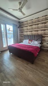 Ένα ή περισσότερα κρεβάτια σε δωμάτιο στο The Green Door Tricity +14 φωτογραφίες