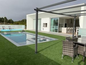 une maison avec une piscine et une terrasse dans l'établissement Golden Coast Villa - Pedra do Ouro, 15km da Nazaré, à Pedra Do Ouro