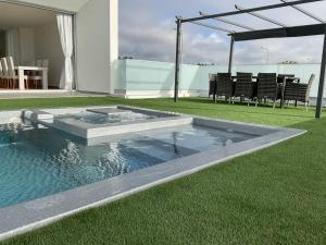 une piscine dans la cour d'une maison dans l'établissement Golden Coast Villa - Pedra do Ouro, 15km da Nazaré, à Pedra Do Ouro 43 autres photos
