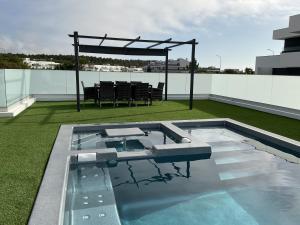 une piscine sur le toit d'un immeuble dans l'établissement Golden Coast Villa - Pedra do Ouro, 15km da Nazaré, à Pedra Do Ouro