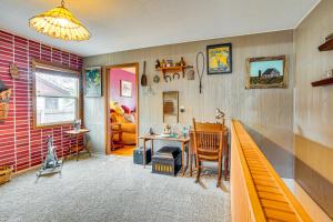 ein Wohnzimmer mit Tisch und ein Esszimmer in der Unterkunft Walk to Parks and Greenway Sioux Falls Getaway! in Sioux Falls