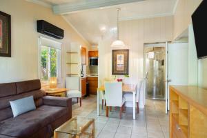 Μια τηλεόραση ή/και κέντρο ψυχαγωγίας στο Kokomo Deluxe King - Single Cottage