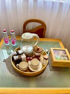 Una bandeja con una tetera y platos sobre una mesa. en Comfy Downtown Apartment Prishtina, en Pristina 17 fotos más