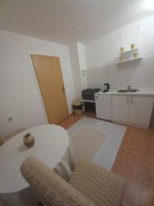 Η κουζίνα ή μικρή κουζίνα στο Apartman Dujaković