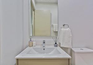 Koupelna v ubytování Luxury Executive Apartment at One Rosebank with 2bedrooms and 2 bathrooms + 24 fotografií