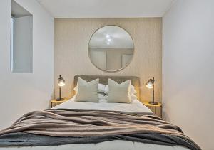 Postel nebo postele na pokoji v ubytování Luxury Executive Apartment at One Rosebank with 2bedrooms and 2 bathrooms