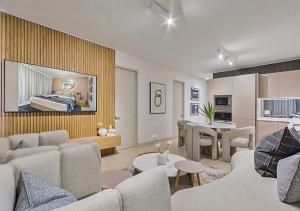 Kuchyň nebo kuchyňský kout v ubytování Luxury Executive Apartment at One Rosebank with 2bedrooms and 2 bathrooms