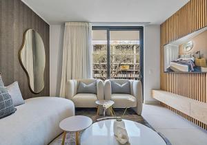 Posezení v ubytování Luxury Executive Apartment at One Rosebank with 2bedrooms and 2 bathrooms